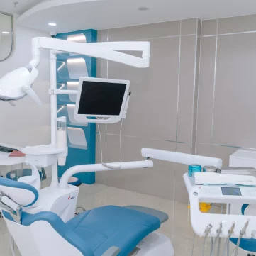 bac-si-chuyen-gia-nha-khoa-truc-tiep-tham-kham